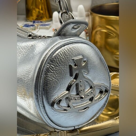 🆕 VIVIENNE WESTWOOD 🧿 NWOT Cindy Cylinder Shoulder Bag, Silver Metallic AUTH - Picture 4 of 16
